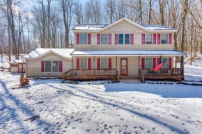 Deck, Fire Pit and Grill Spacious Pocono Lake Gem